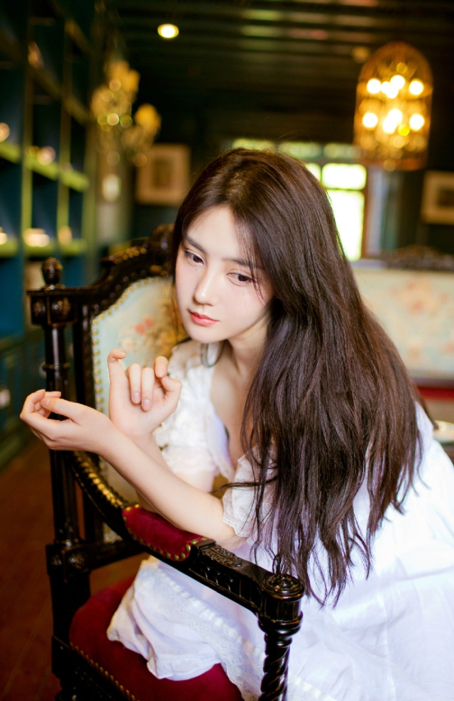 “夫君当以国事为重，妾身怎敢相怪？夫君且先休息，妾身先告退了。”美妇微笑着摇头道。